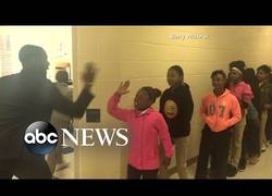 Enlace a El profesor que tiene un saludo personalizado para cada alumno de su clase