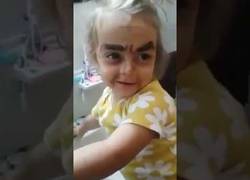 Enlace a La niña que se maquilló pero no quedó como deseaba...