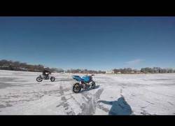 Enlace a Quiere hacer una maniobra con su moto pero se le escapa en mitad de la nieve
