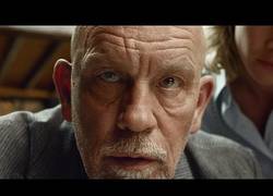 Enlace a A John Malkovich no le dejan ser John Malkovich