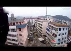 Enlace a Salva a su mujer a punto de matarse desde un edificio agarrándola de los pelos