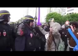 Enlace a [IMPACTANTE] Policía da paliza y deja grave a feminista (+18)