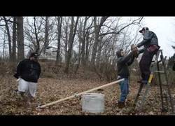 Enlace a Nada mejor que comprobar la potencia de un taser golpeándolo en tu entrepierna