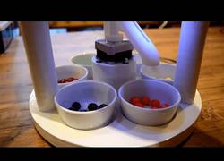 Enlace a Este robot clasifica por colores los caramelos de forma automática