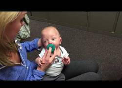 Enlace a El increíble momento en el que un bebé escucha por primera vez :')