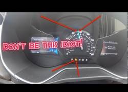 Enlace a Esto es lo que sucede cuando pones marcha atrás cuando vas a 100km/h