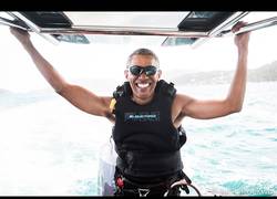 Enlace a Barack Obama se lo pasa en grande haciendo kitesurfing en su etapa post presidencial