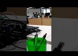 Enlace a Profesor rabioso destroza portátil de su alumno delante de su cara