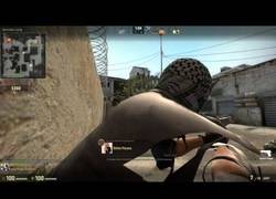 Enlace a Le insultan en plena partida de Counter Strike y se lo toma con humor