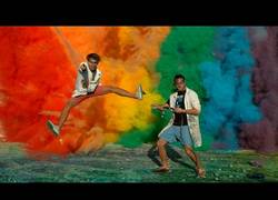 Enlace a Los grandes detalles en una explosión de colores en slow motion