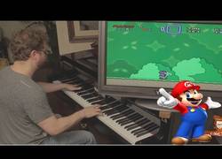 Enlace a Jugando al Super Mario World con sonidos en el Piano