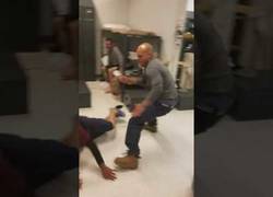 Enlace a Agresor recibe su merecido en prisión tras pegar a un joven