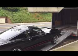 Enlace a Cuando no tienes el cuidado que deberías con un Mustan del 65 al cargarlo en un camión
