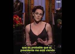 Enlace a Kristen Stewart se burla de Trump con estilo