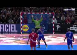Enlace a El penalti mejor lanzado en la historia del balonmano que sorprendió a todo el mundo
