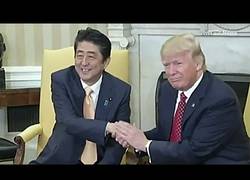 Enlace a La curiosa forma que tiene Donald Trump en saludar a la gente