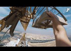 Enlace a James Kingston sube a unas enormes grúas a gran altura que te marearás del vértigo