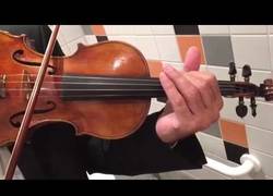 Enlace a Recreando una carrera de motos con un violín