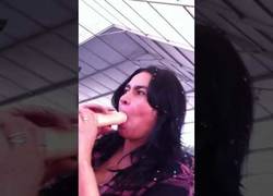 Enlace a La ministra Dione Anguiano de México enseña como poner un preservativo con la boja a los jóvenes