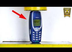 Enlace a El Nokia 3310 vuelve a las tiendas y aquí una prueba de resistencia