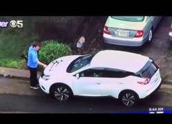 Enlace a Este chico mete miedo a todo Estados Unidos con rifle en mano y dibujando un pene en un coche