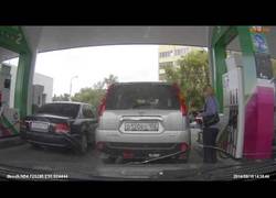Enlace a La mujer que se confunde y mete la gasolina equivocada EN UN COCHE QUE NO ES NI SUYO