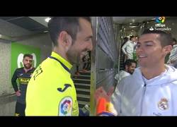 Enlace a Pillada a Cristiano Ronaldo hablando del transplante de pelos de Diego López