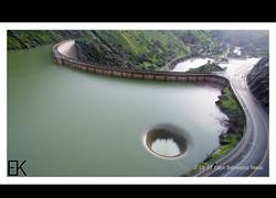 Enlace a Este drone captura un agujero negro en un lago