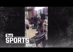 Enlace a Le insulta de forma homófoba a un boxeador y recibe su gran merecido