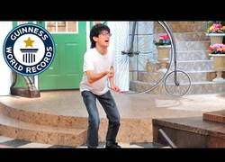 Enlace a Este japonés entra en el libro de los récords por chasquear los dedos 296 veces en 1 min