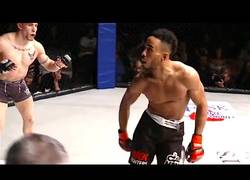 Enlace a Este luchador de MMA no paró de vacilar a su rival hasta que le dejaron K.O