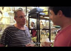 Enlace a La divertida reacción de su familia al afeitarse por primera vez en 14 años