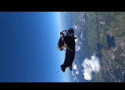 Enlace a Montando a una persona como si fuese un toro bravo a grandes alturas