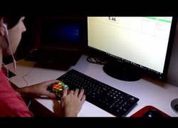 Enlace a Resuelve el Cubo de Rubik en 3.81 segundos como si nada