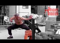 Enlace a Bastan un par de copas para no tener nada que envidiarle a Bruce Lee