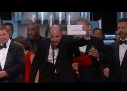 Enlace a ERROR HISTÓRICO EN LOS OSCAR: Dan el Oscar a 'La la land' a mejor película pero era para 'Moonlight'