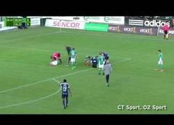 Enlace a El jugador del equipo rival le salva la vida al portero en pleno partido