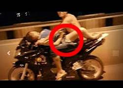 Enlace a Pillan a una pareja haciendo el amor sobre una moto en marcha