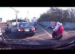 Enlace a Motorista sufre un terrible accidente y esta es la reacción de la gente