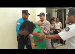 Enlace a Policía abofetea a embarazada después que esta le escupiera