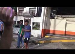 Enlace a ¿Me vacilas mientras voy en coche? Pues toma sorpresa en la cara