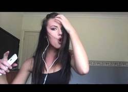 Enlace a Esta chica nos sorprende con su voz haciendo un cover diabólico