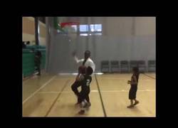 Enlace a Se cabreó tanto con su equipo de niños que se metió en la pista a enseñar como se juega