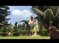 Enlace a Esta chica nos enseña una gran clase de Yoga que nos cambiará la vida para bien