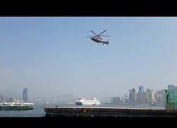 Enlace a Las hélices de este helicóptero no giran en pleno vuelo y todo el mundo está alucinando