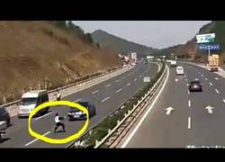 Enlace a [Abstenerse sensibles] Un conductor a gran velocidad embiste a un policía y lo sube a las nubes