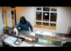 Enlace a Intenta robar una pescadería a punta de plátano