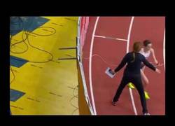 Enlace a Gana el oro a los 1500m del Europeo Indoor de atletismo y no le dejan dar la vuelta de honor