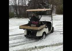 Enlace a Tiene 91 años y se lo pasa en grande como si tuviese 20 haciendo derrapes en la nieve