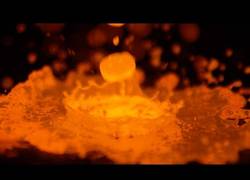 Enlace a Así se ve en Slow Motion el cobre fundido a 1200º al impactar contra el suelo